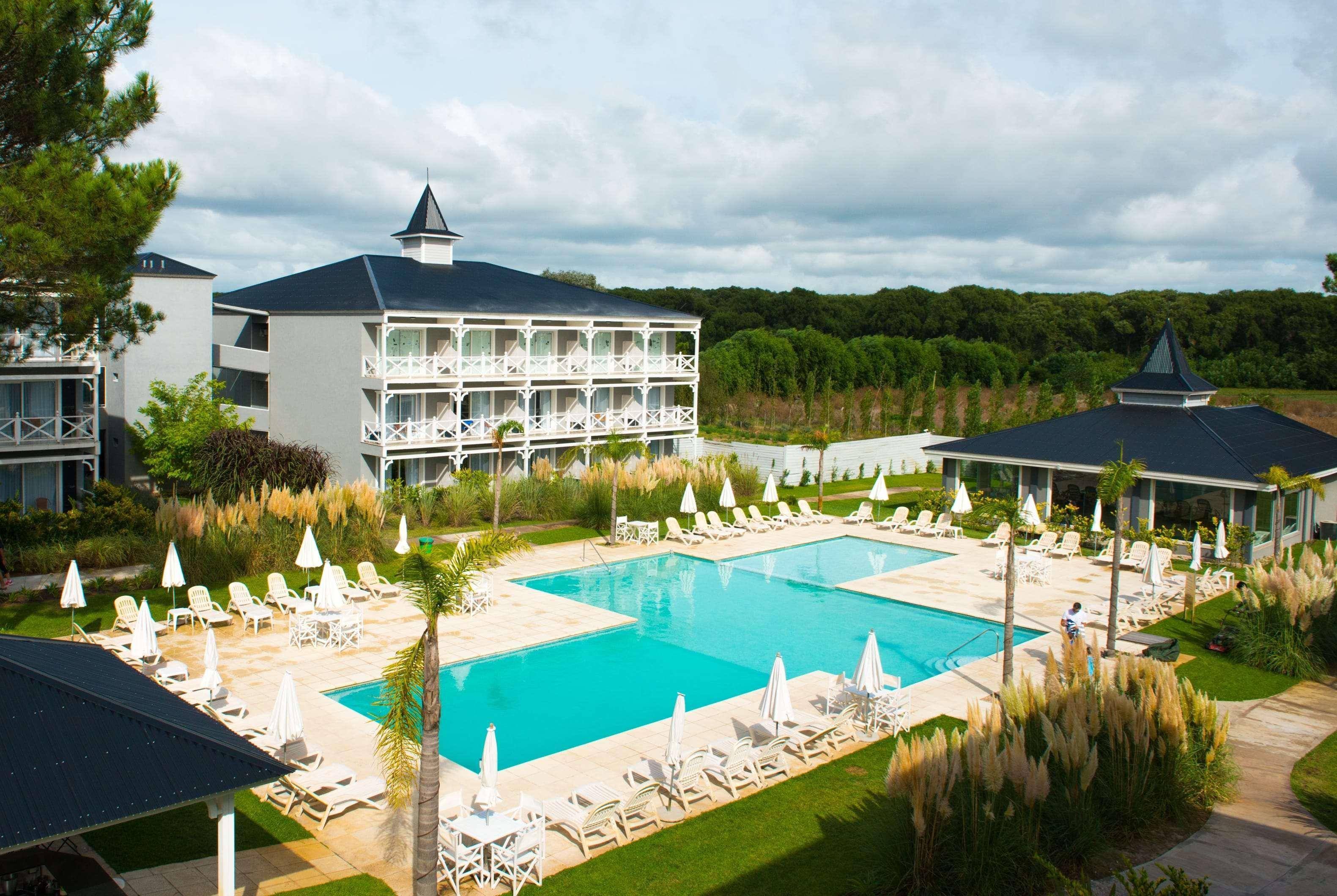 Howard Johnson Hotel & Convention Center Madariaga - Cariló Buitenkant foto
