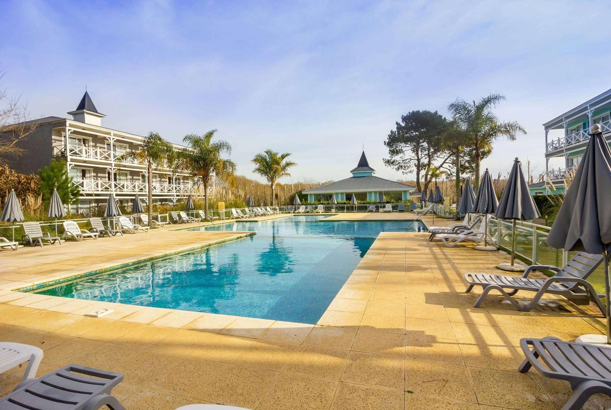 Howard Johnson Hotel & Convention Center Madariaga - Cariló Buitenkant foto